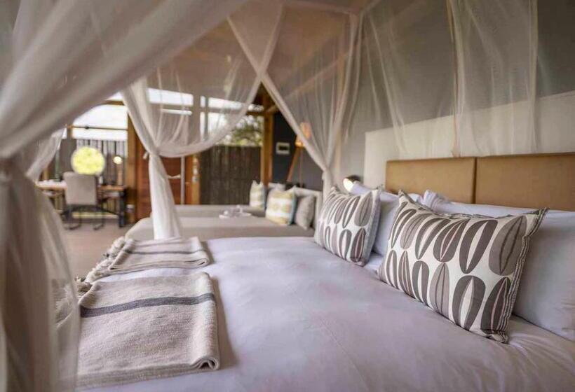 חדר סטנדרט, The Outpost & Pel S Post