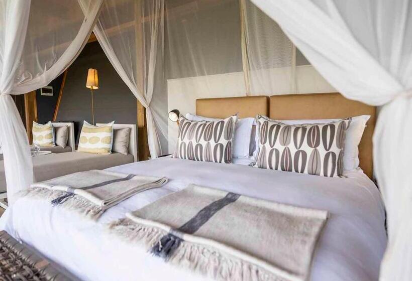 חדר סטנדרט, The Outpost & Pel S Post