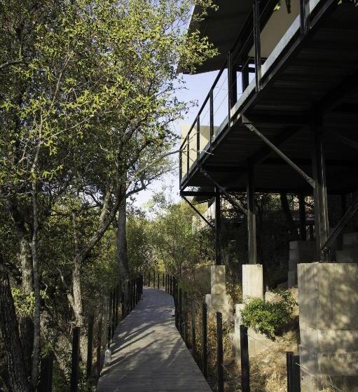 סוויטה עם מרפסת, The Outpost & Pel S Post