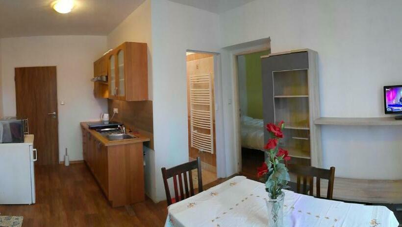 标准工作室, Ubytování Macků