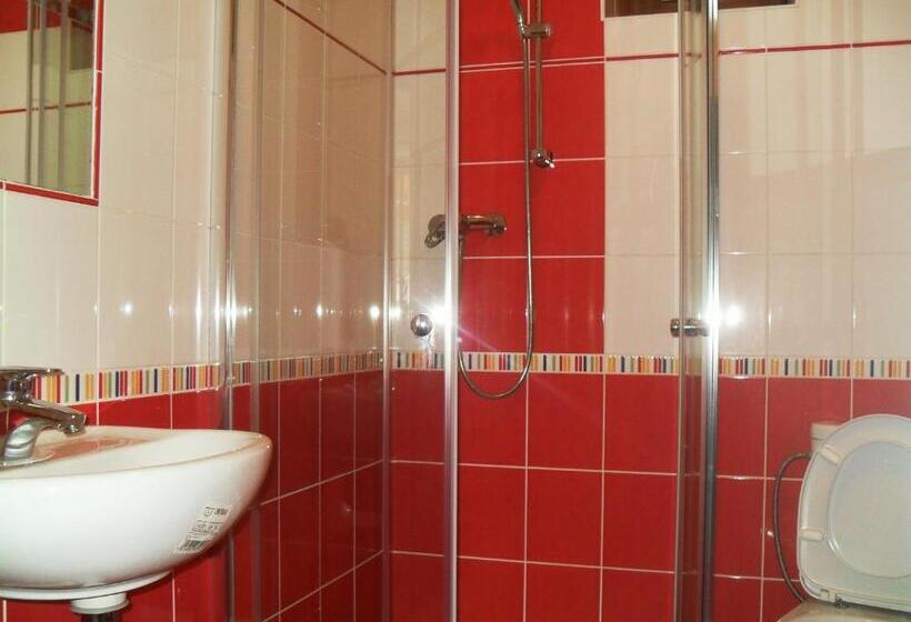 家庭工作室, Ubytování Macků