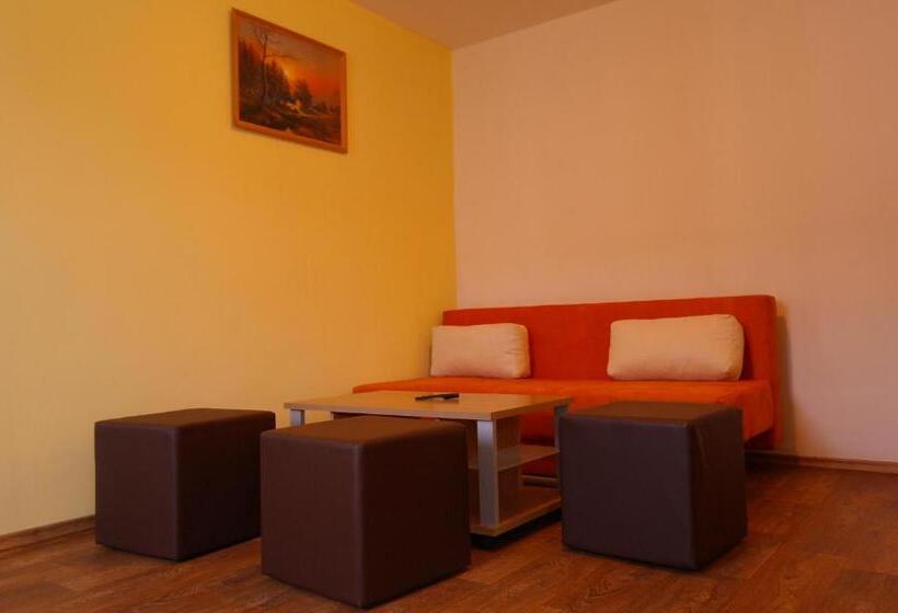 패밀리 스튜디오, Ubytování Macků