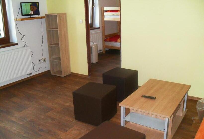 家庭工作室, Ubytování Macků