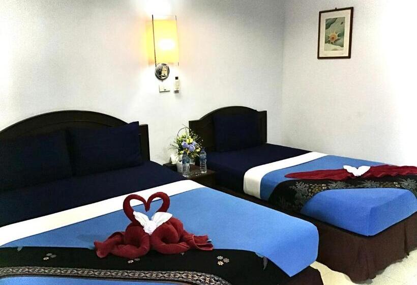 חדר סטנדרט לשלושה עם מרפסת, Andaman Beach Resort Koh Jum