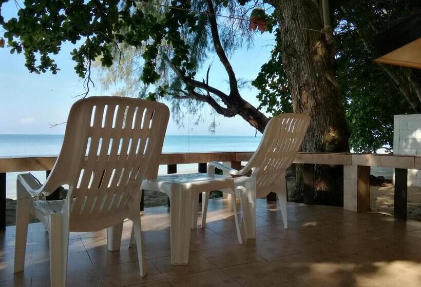 חדר סטנדרט לשלושה עם מרפסת, Andaman Beach Resort Koh Jum