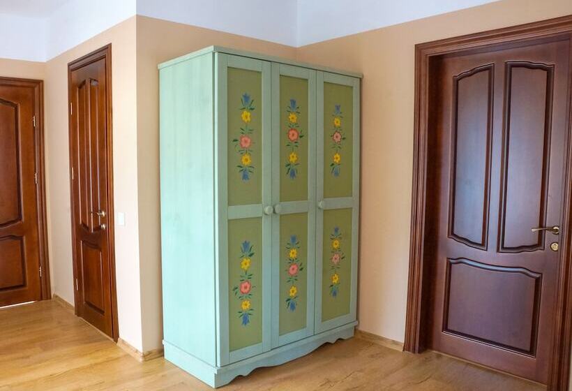 סוויטת ג'וניור נוף לאגם, Kryve Ozero