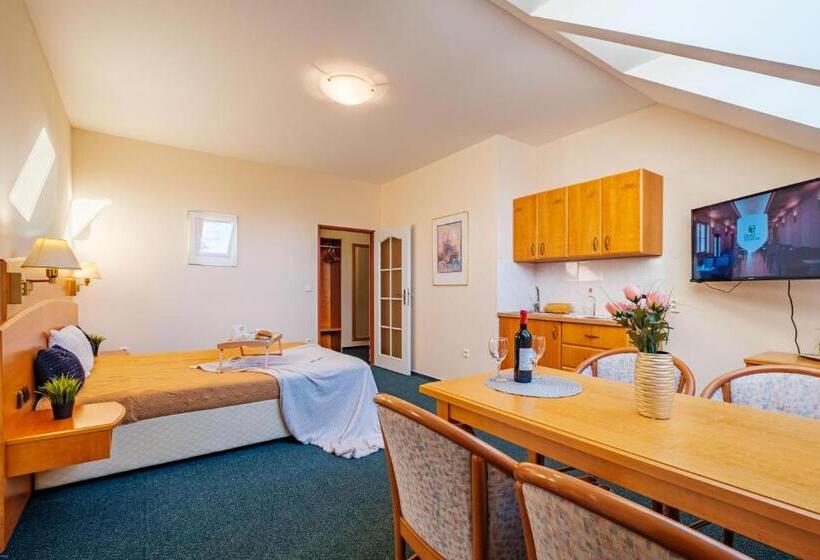 شقة غرفتين, Orličan