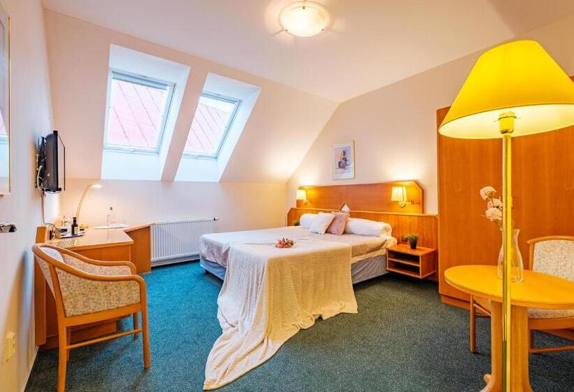 غرفة قياسية ثلاثية, Orličan