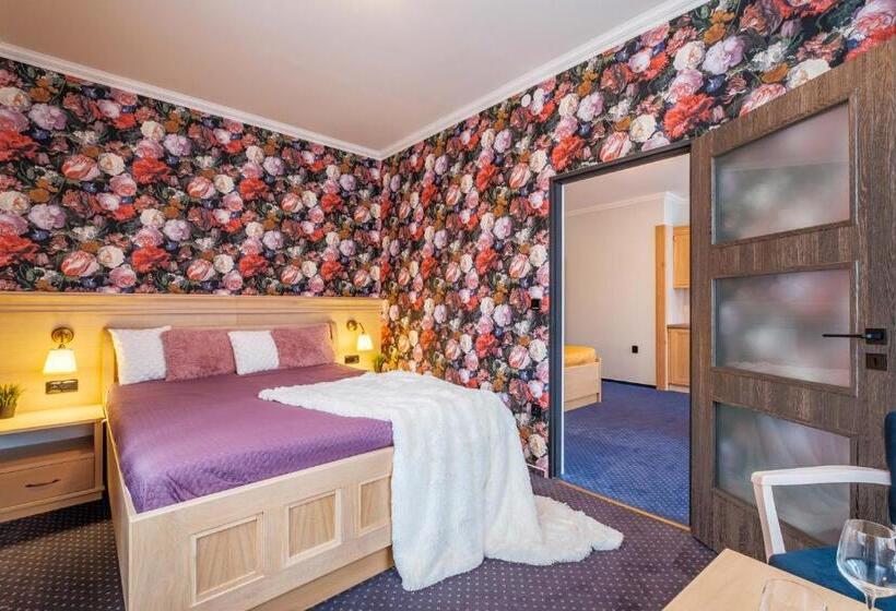 جناح ديلوكس, Orličan