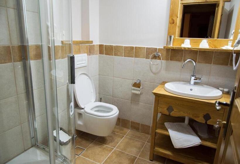 חדר סטנדרט לשלושה, Samedru