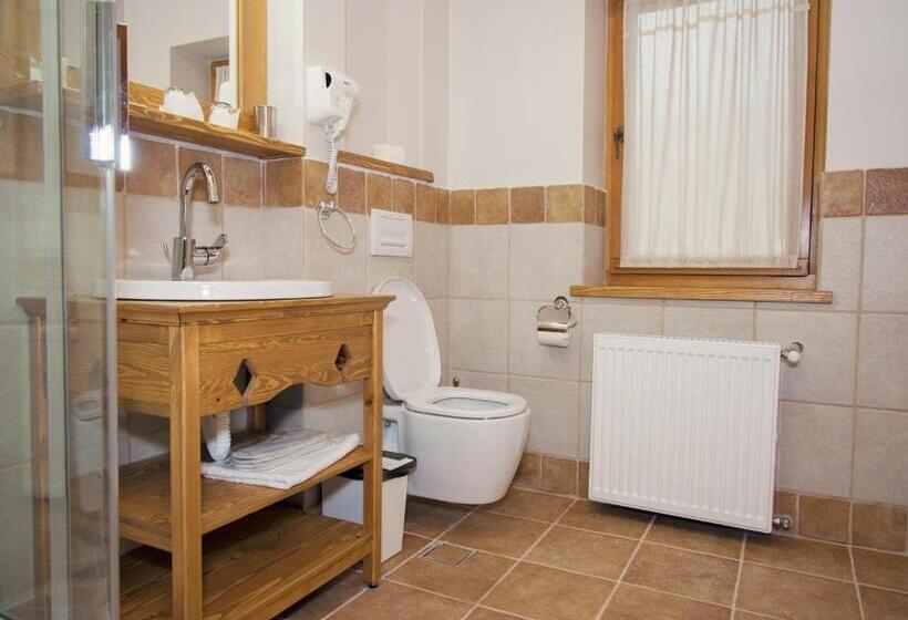 חדר סטנדרט לשלושה, Samedru