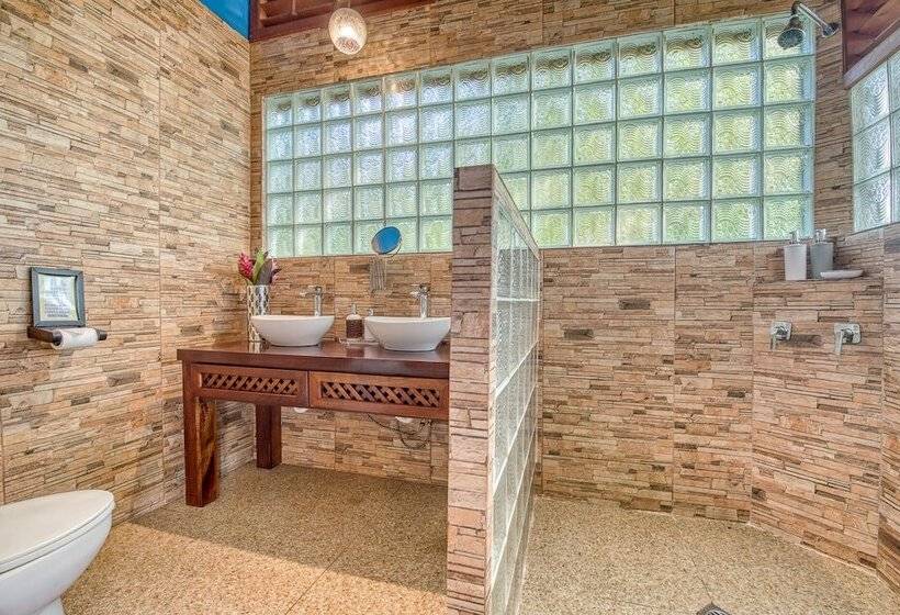 带特大床的标准间, Oasis Bluff Beach