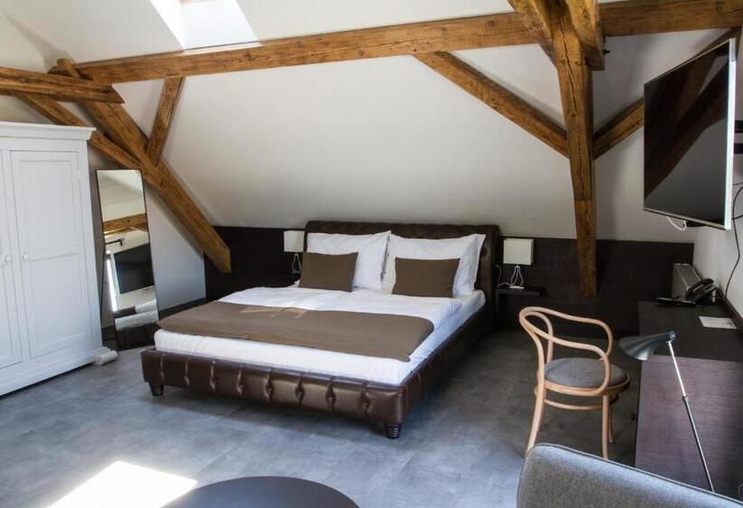 חדר דלוקס, Panství Dlouhá Lhota