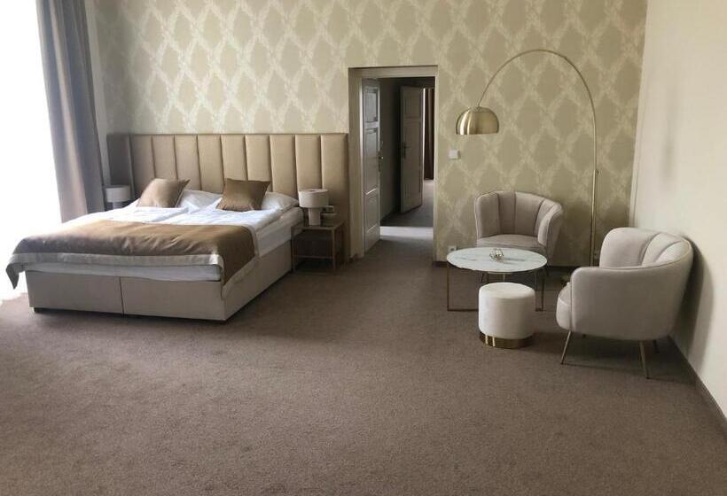 סוויטה משפחתית, Panství Dlouhá Lhota