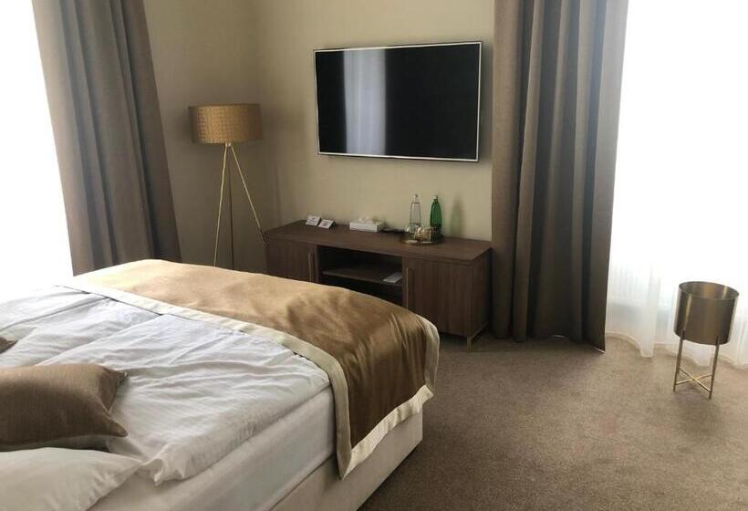 סוויטה משפחתית, Panství Dlouhá Lhota