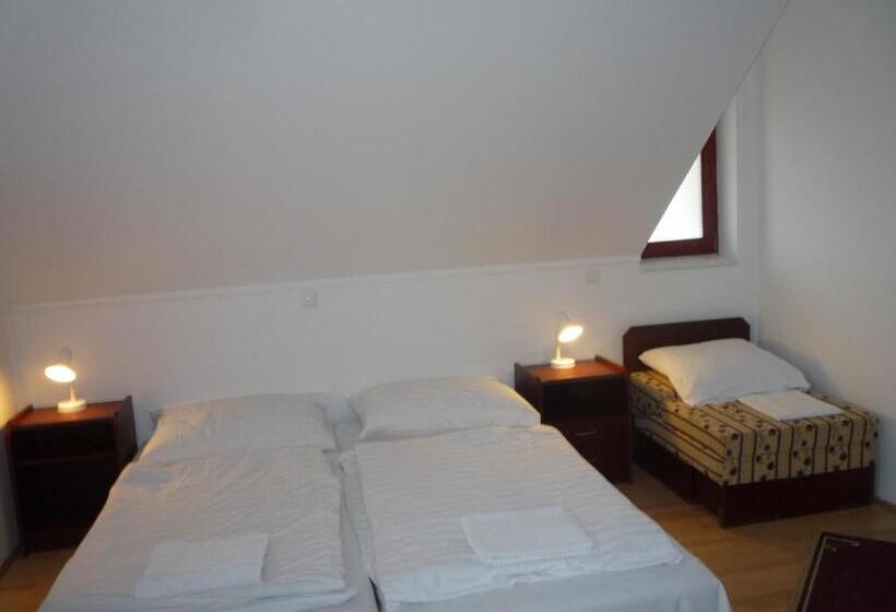 חדר סטנדרט לשלושה, Aba Vezér Panzió