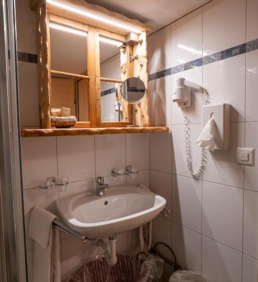 غرفة قياسية ثلاثية, Crusch Alba Sta Maria