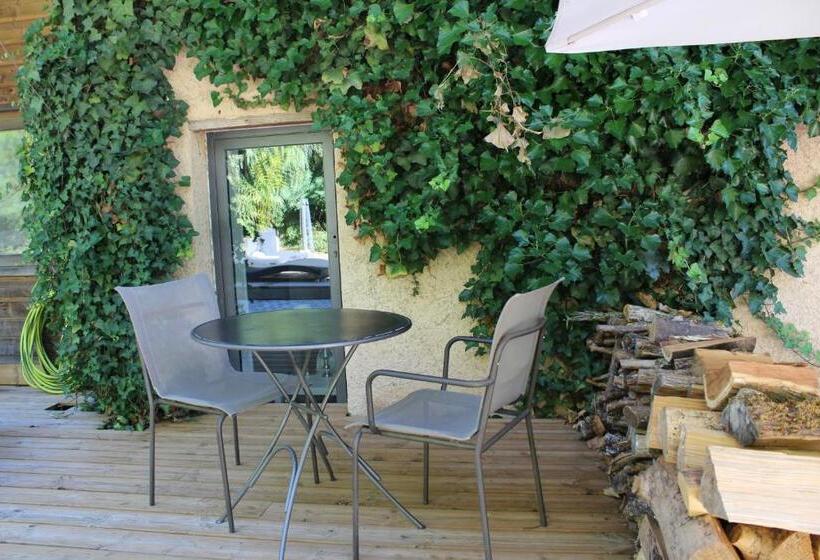 수피리어 룸, Lili Paradis