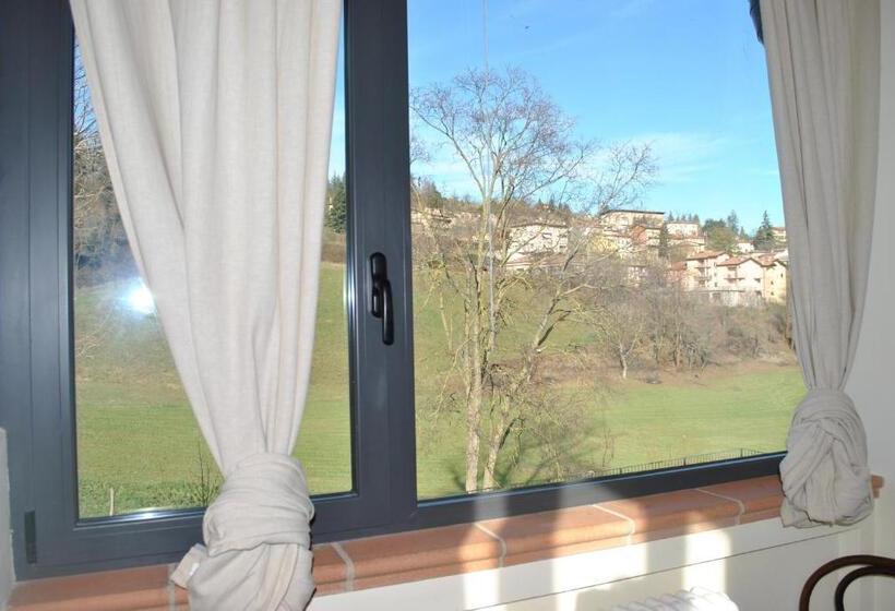 חדר סטנדרט לשלושה עם נוף לגינה, Agriturismo Petrarosa