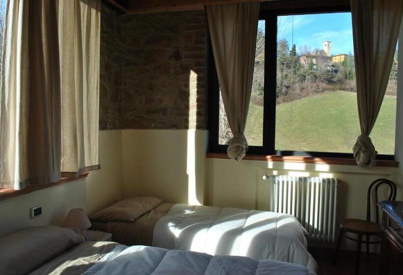 חדר סטנדרט לשלושה עם נוף לגינה, Agriturismo Petrarosa