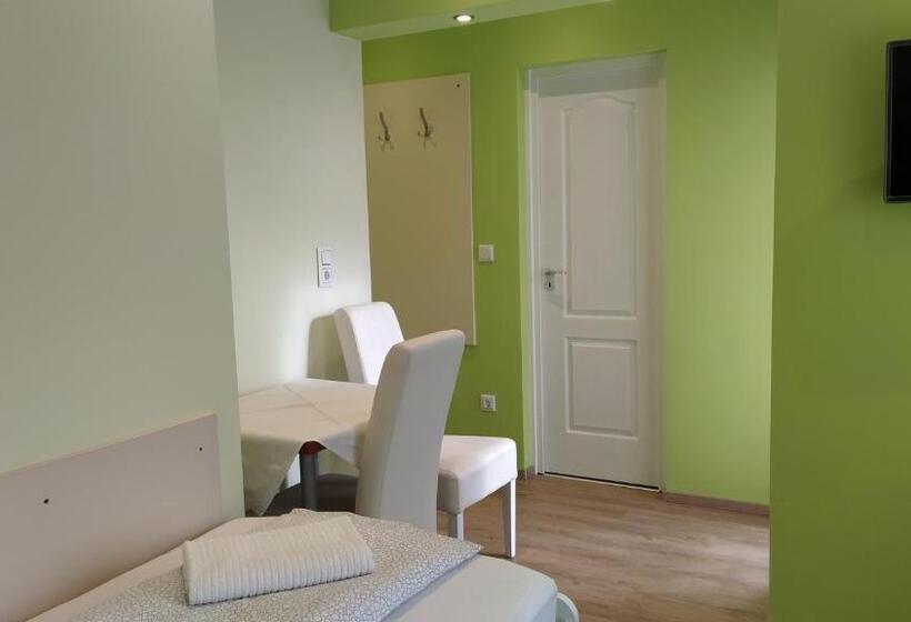 غرفة قياسية مزوَّدة بتراس, Erika Vendégház