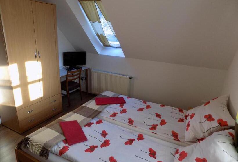 غرفة عائلية, Katica Vendégház