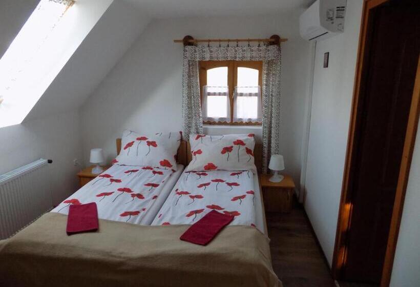 غرفة قياسية رباعية, Katica Vendégház