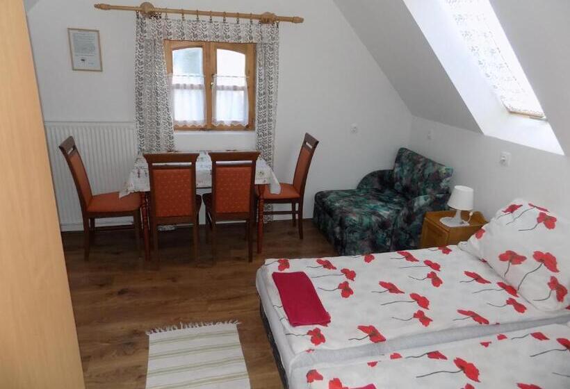 غرفة قياسية رباعية, Katica Vendégház