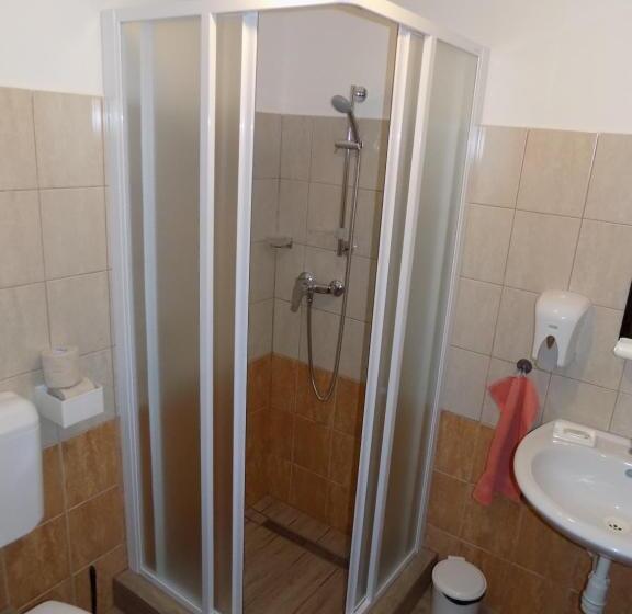 غرفة قياسية, Katica Vendégház