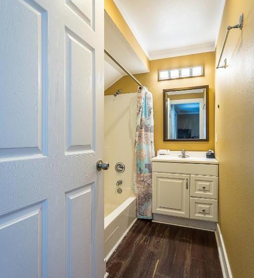 جناح مزوَّد بشرفة, St George Inn