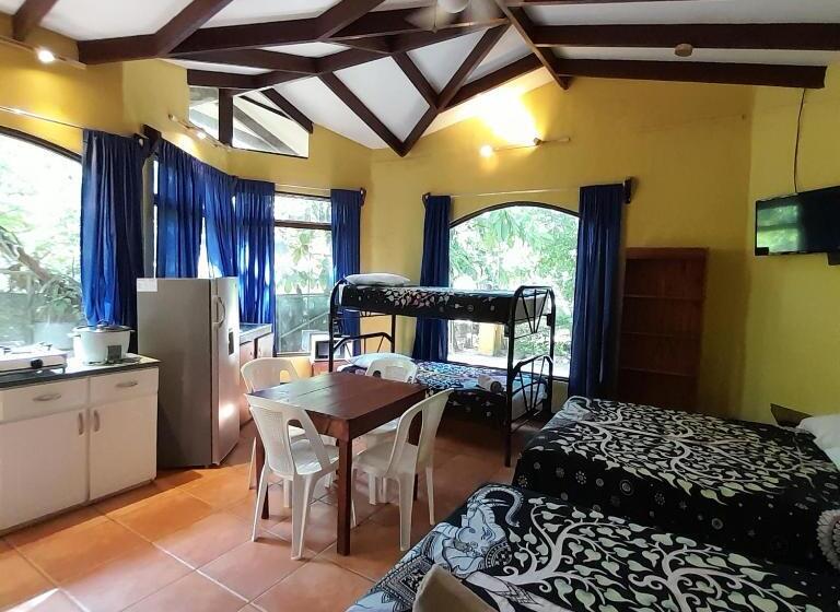 标准三人间, Cabinas La Playa