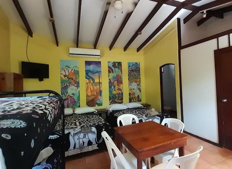 标准三人间, Cabinas La Playa