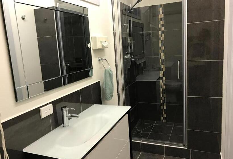 חדר משפחתי, Motel St Arnaud