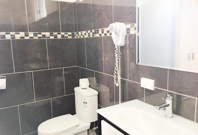 חדר משפחתי, Motel St Arnaud