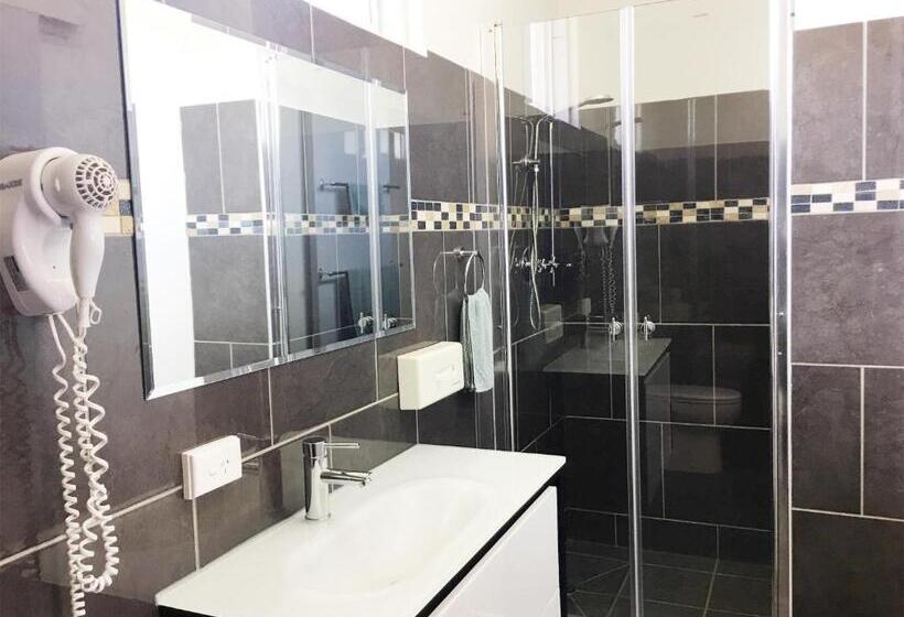 חדר משפחתי, Motel St Arnaud