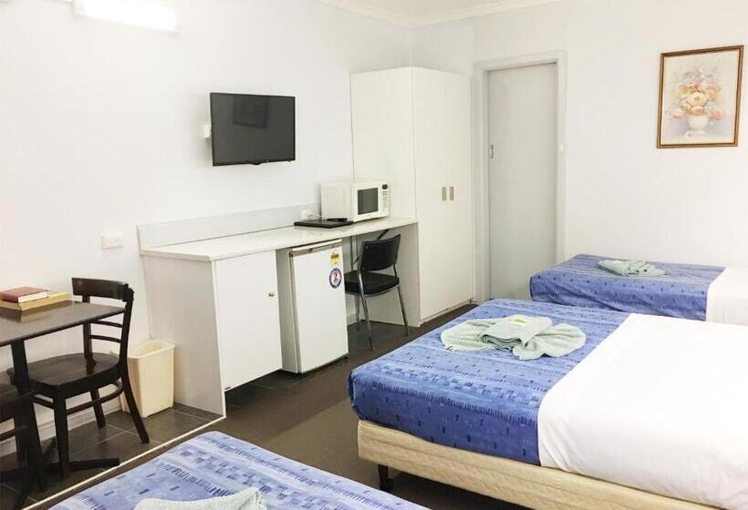 חדר משפחתי, Motel St Arnaud