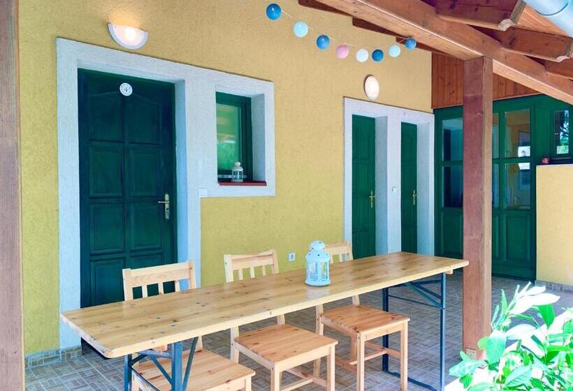 Апартаменты 1 Спальня, Vazul Vendégház