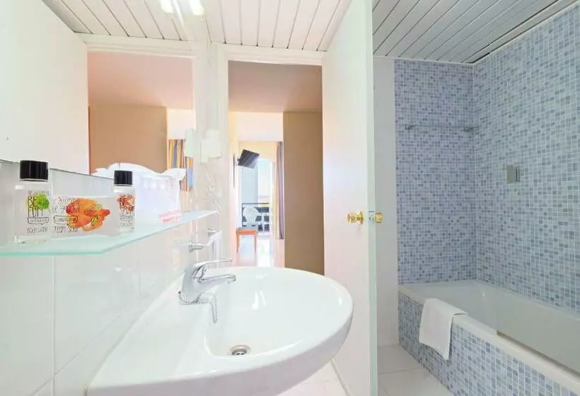 اتاق استاندارد یک نفره, Azuline Hotel Pacific