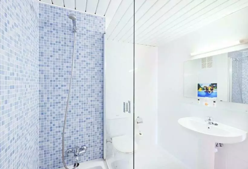 اتاق استاندارد یک نفره, Azuline Hotel Pacific