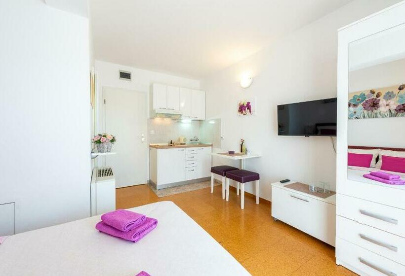 베이직 스튜디오, Cina Apartments