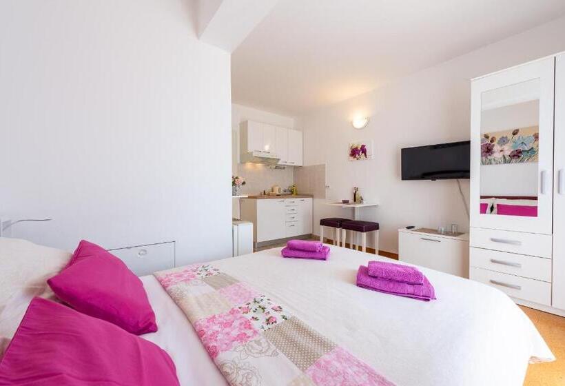 베이직 스튜디오, Cina Apartments