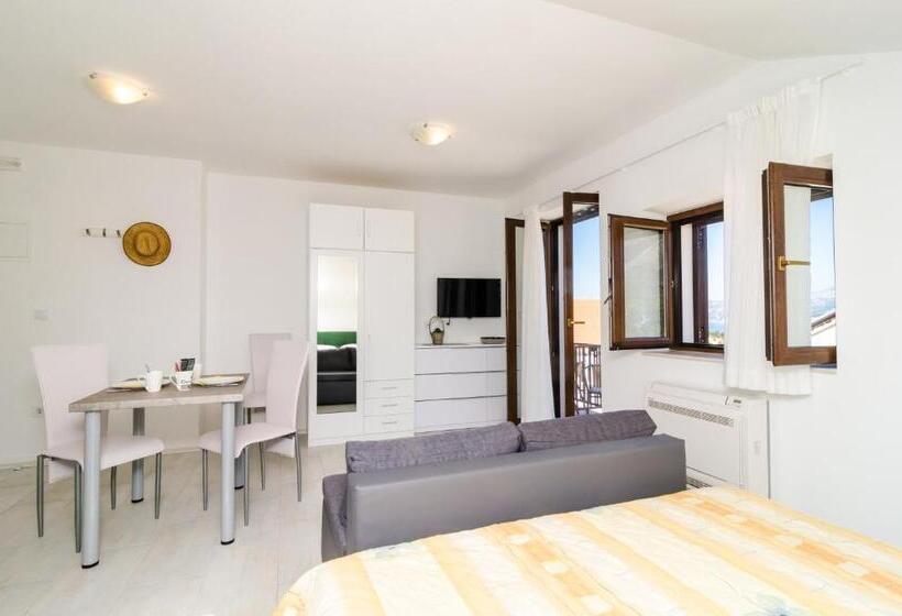 Comfort studio with sea view, Cina Apartments