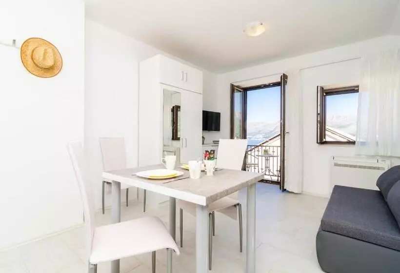 Comfort studio with sea view, Cina Apartments