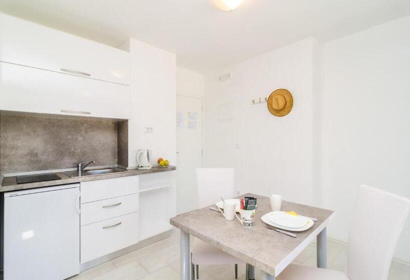 Comfort studio with sea view, Cina Apartments