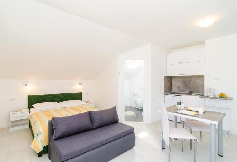 Comfort studio with sea view, Cina Apartments