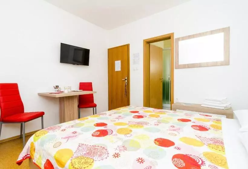 Standard-huone Puutarhanäkymä, Cina Apartments