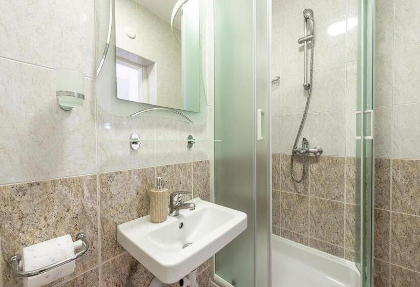 베이직 스튜디오, Cina Apartments