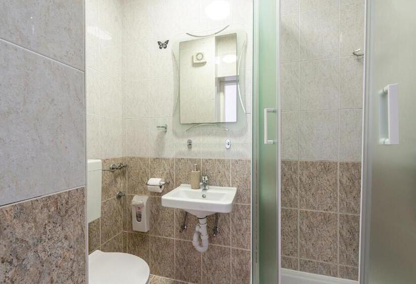 베이직 스튜디오, Cina Apartments