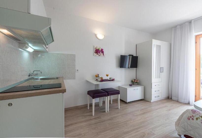 Студио Базик, Cina Apartments