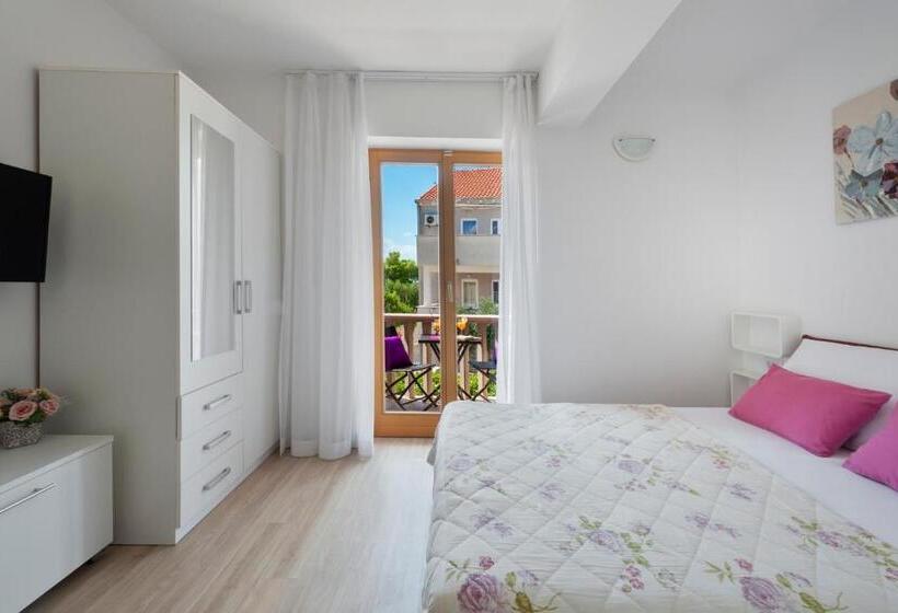 베이직 스튜디오, Cina Apartments